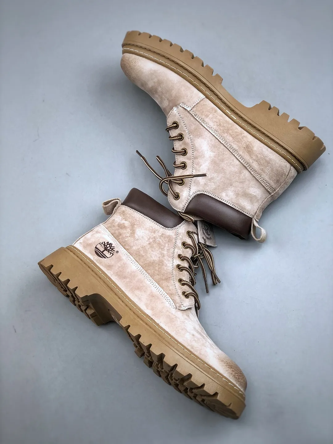 Local self-pickup💰560 Support store release New arrivals🚀Timberland Timberland outdoor mid-top casual rhubarb boots series Guangdong factory quality Original box original packaging The fabric is made of Italian 🇮🇹 top-grade frosted fine-grained cowhide with anti-odor and anti-corrosion genuine leather latex insoles to give you a perfect wearing experience High-quality and durable, a must-have for sportsmen Specially designed to treat those who are not handsome High-quality feet feel first-class Size: 38-44 (leather shoe size)